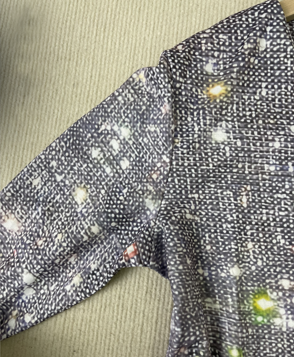 Elaina – Blusa brilhante com mangas longas