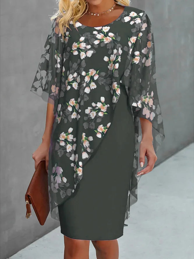 Lea – Vestido Curto com Flores e Capa