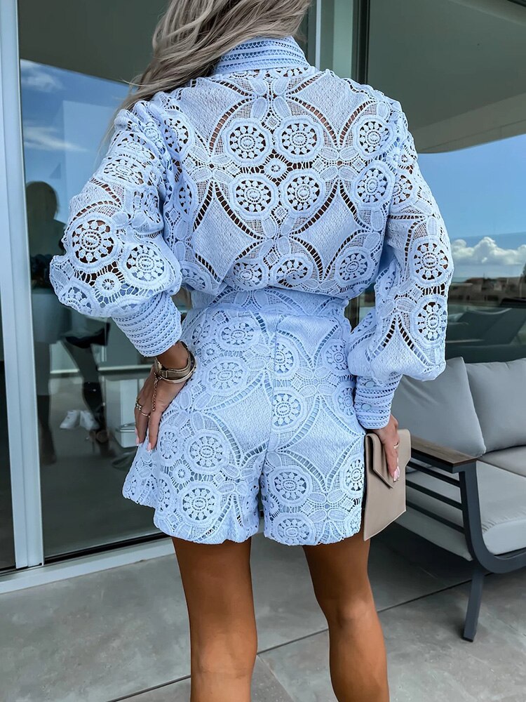 Aurora – Conjunto em Renda com Blusa e Shorts Elegantes