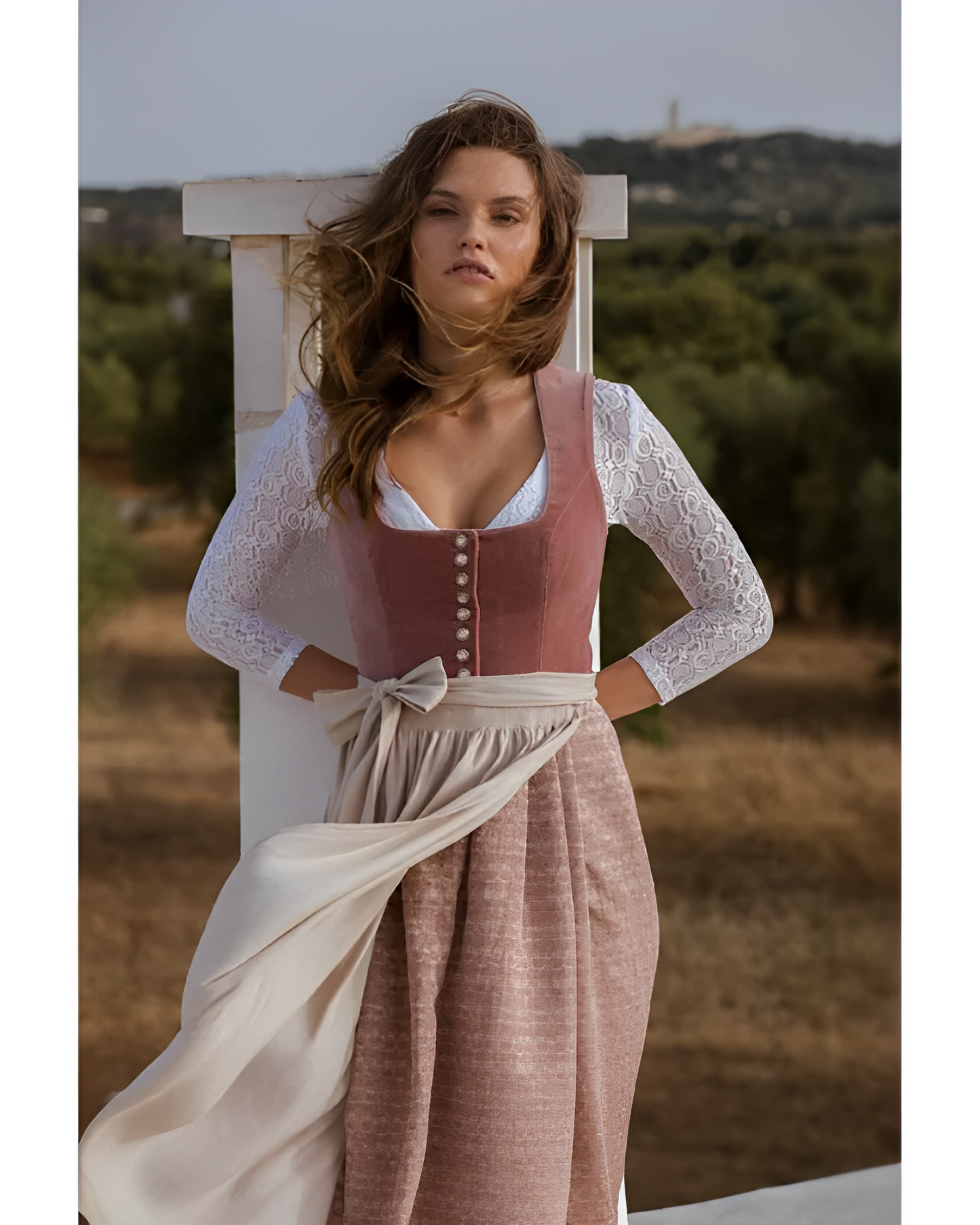 Greta – Dirndl Médio com Decote Quadrado