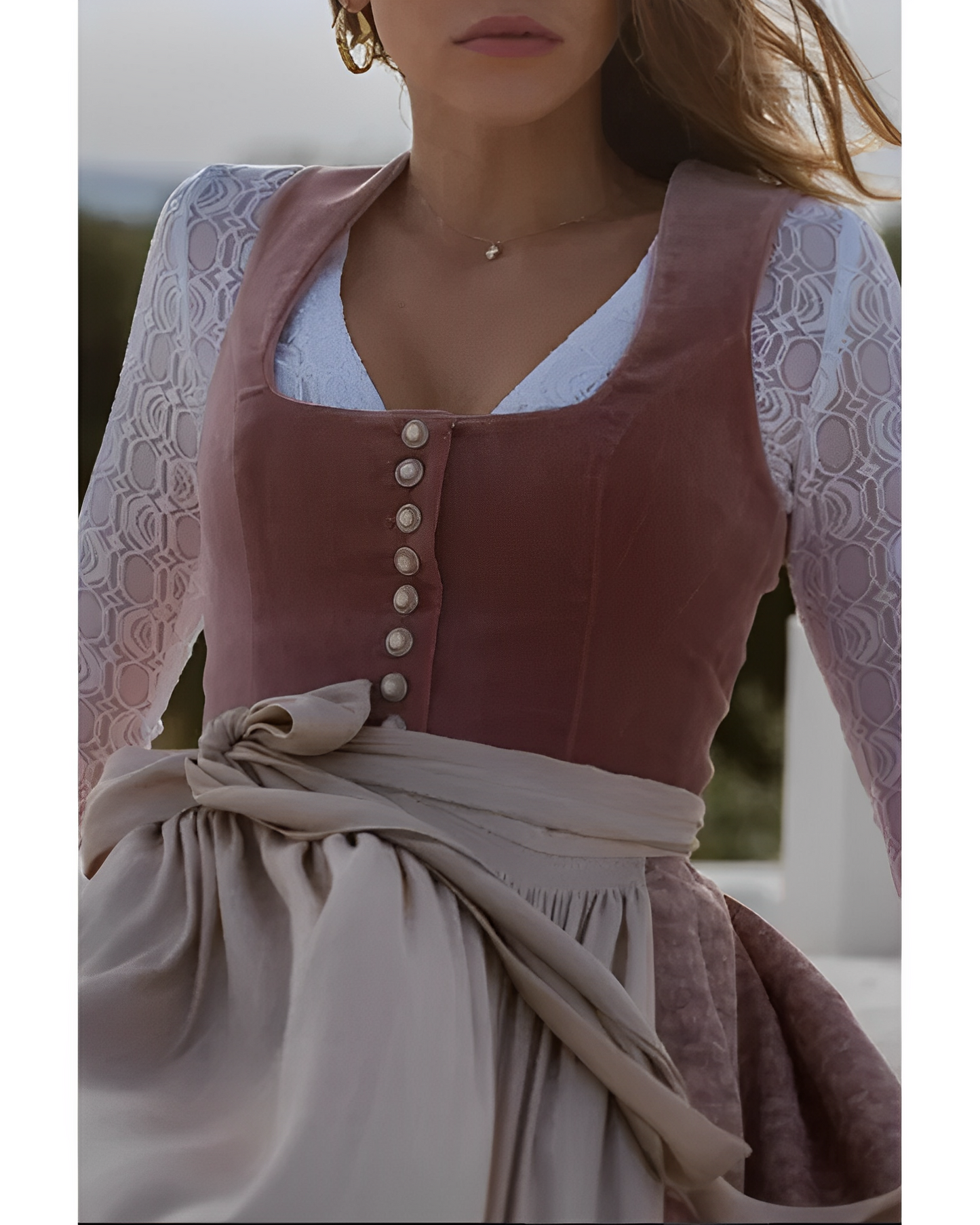 Greta – Dirndl Médio com Decote Quadrado