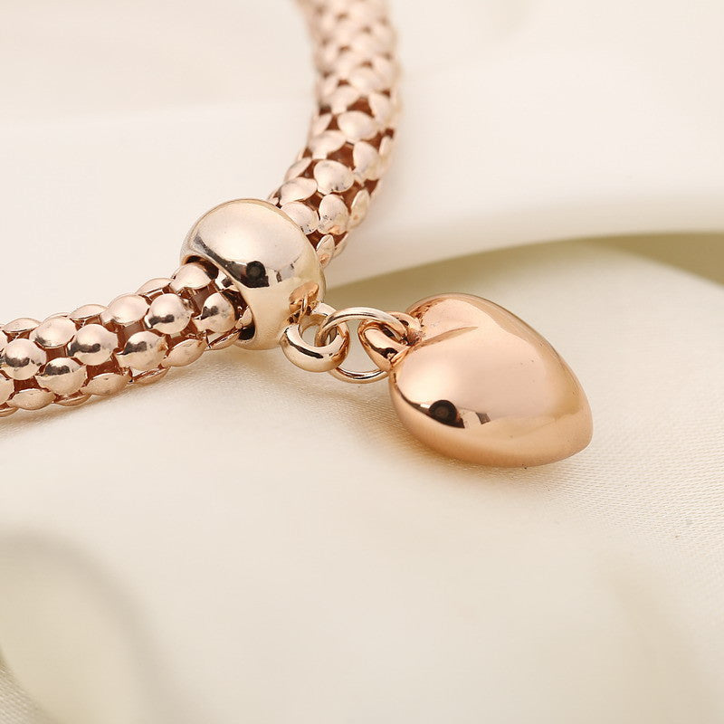 Aria – Bracelete em metal com corações sólidos