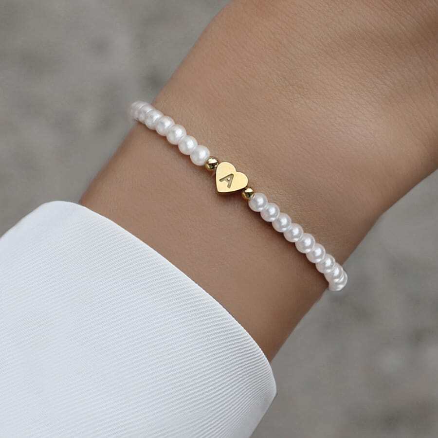 Bracelete de pérolas com iniciais gravadas - Bracelete de pérolas em forma de coração personalizado