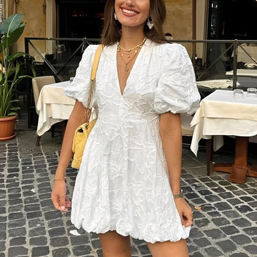Claudia - Mini Vestido Estiloso com Bordado