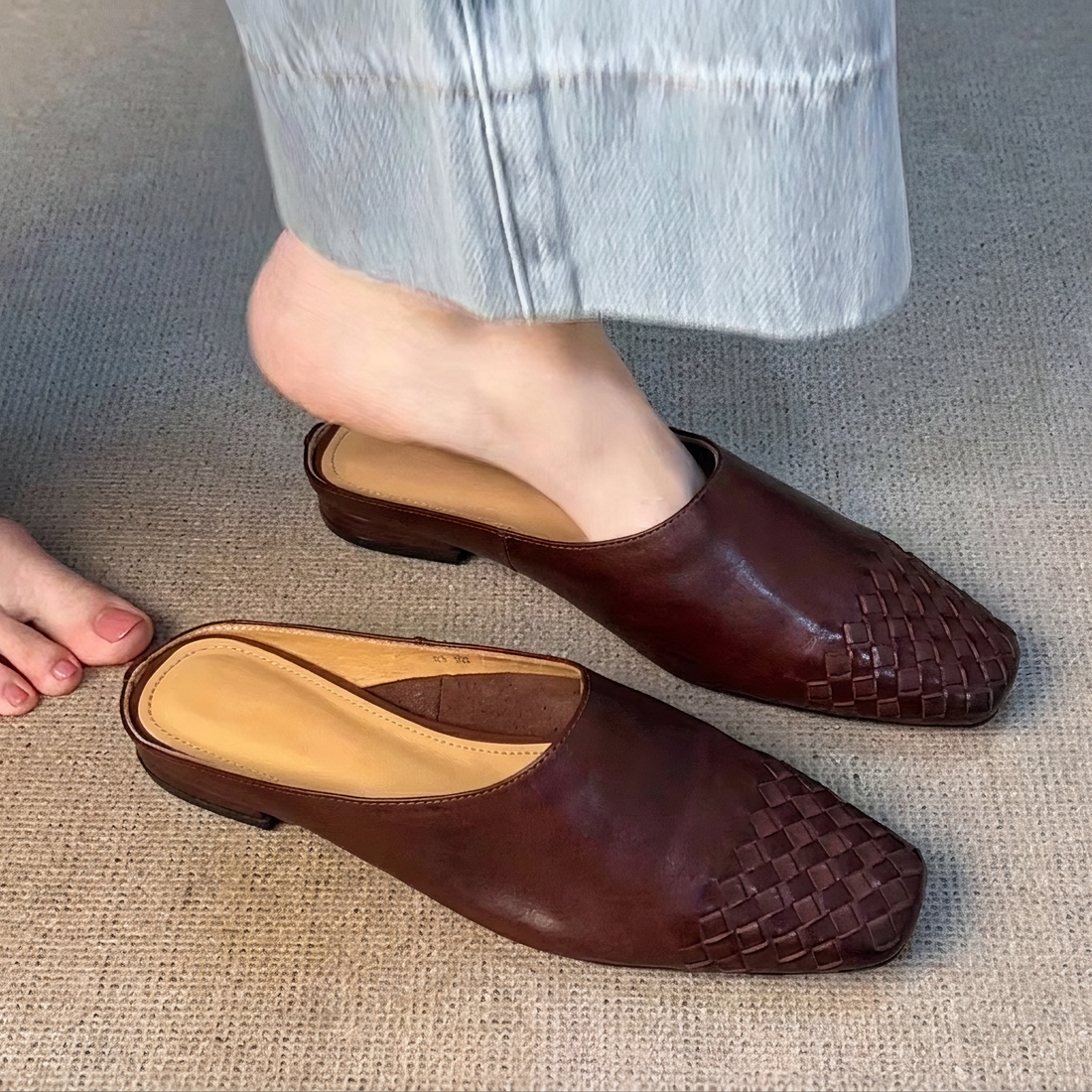 Nora - Sandálias Estilosas Fechadas de Tecido