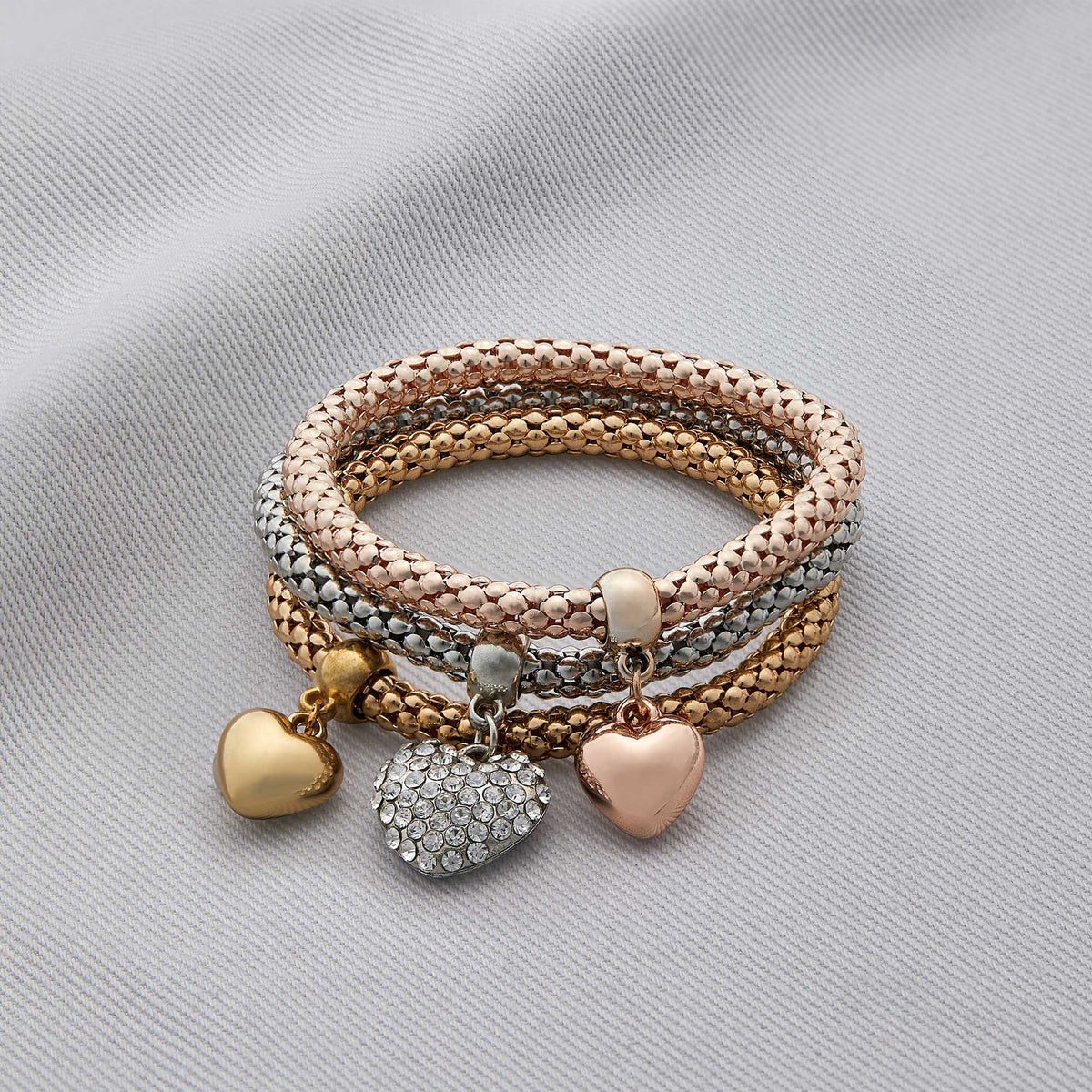 Aria – Bracelete em metal com corações sólidos