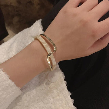 Bracelete ondulado com incrustações decorativas
