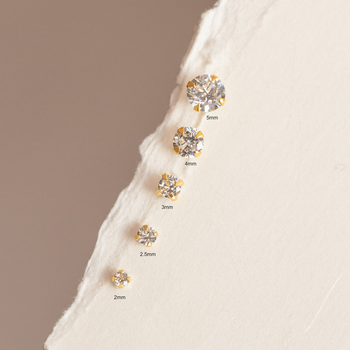 Sloane - Mini brincos brilhantes de 2mm