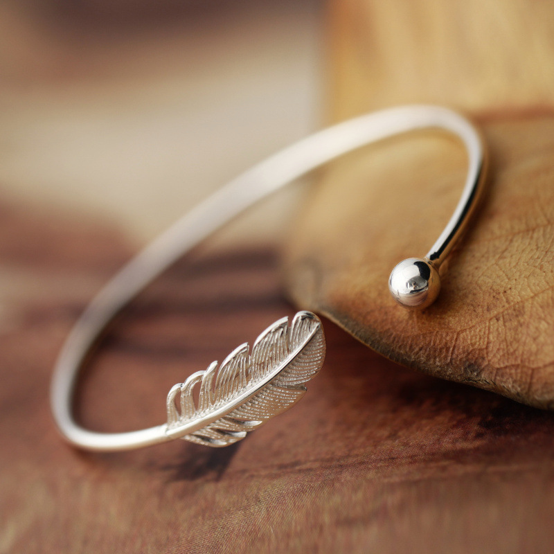 Bracelete em pena prateado - Bracelete em pena