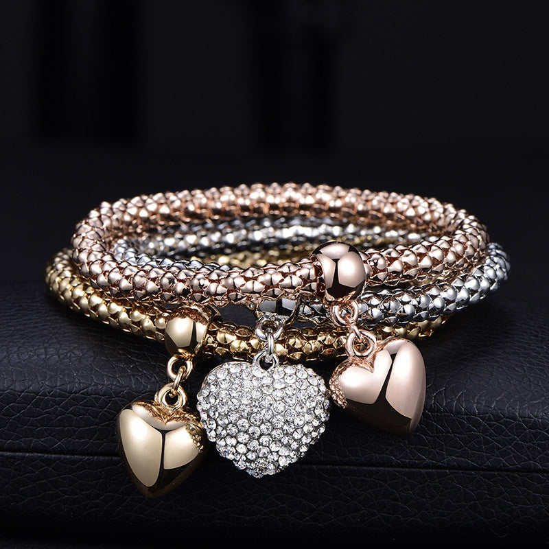 Aria – Bracelete em metal com corações sólidos