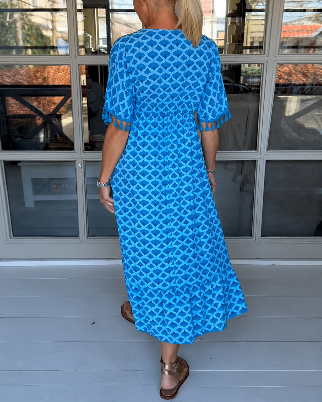 Nimrah - Vestido Midi Estiloso com Decote em V