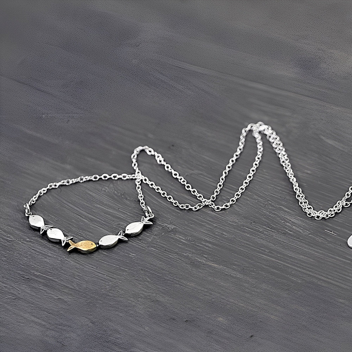Amandine – Colar elegante de peixe dourado