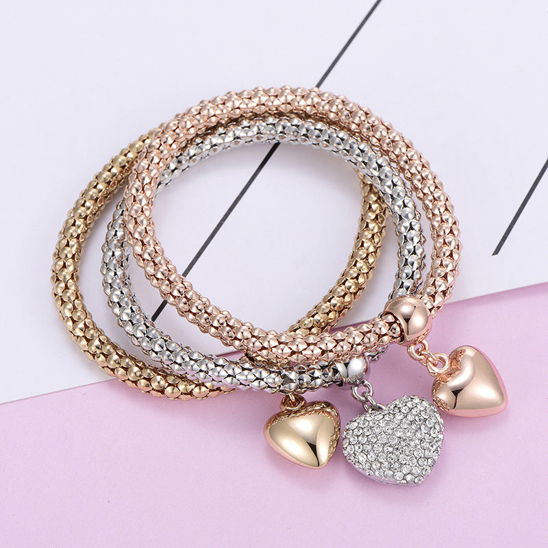 Aria – Bracelete em metal com corações sólidos