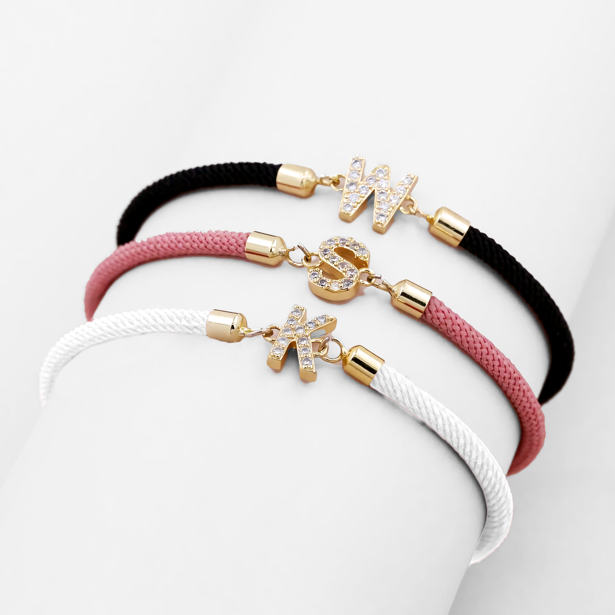 Calla – Bracelete ajustável com inicial gravada