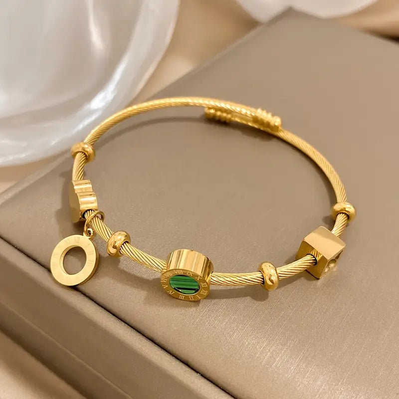 Rhian – Bracelete dourado de assinatura