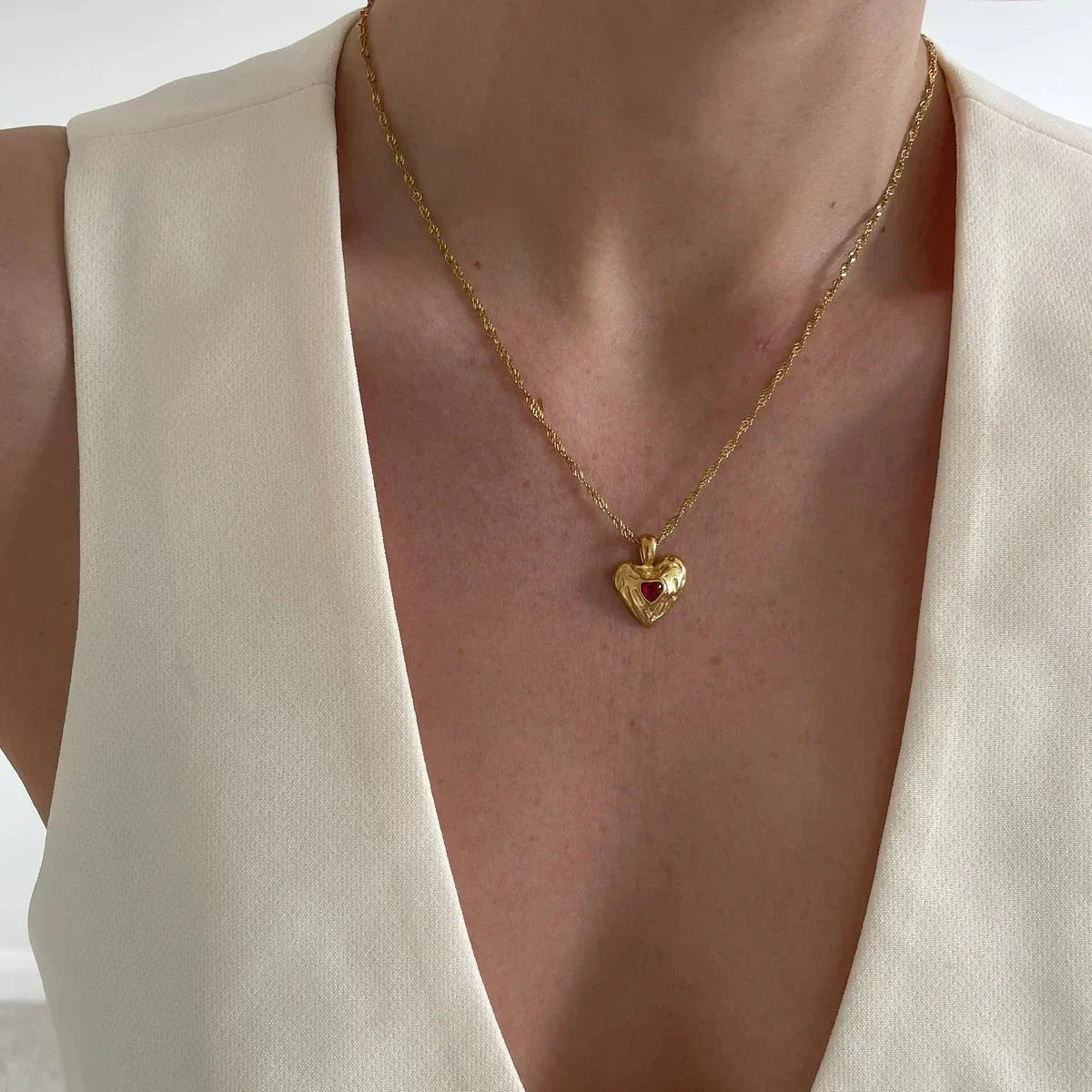 Vesper - Colar de Coração Vermelho em Ouro