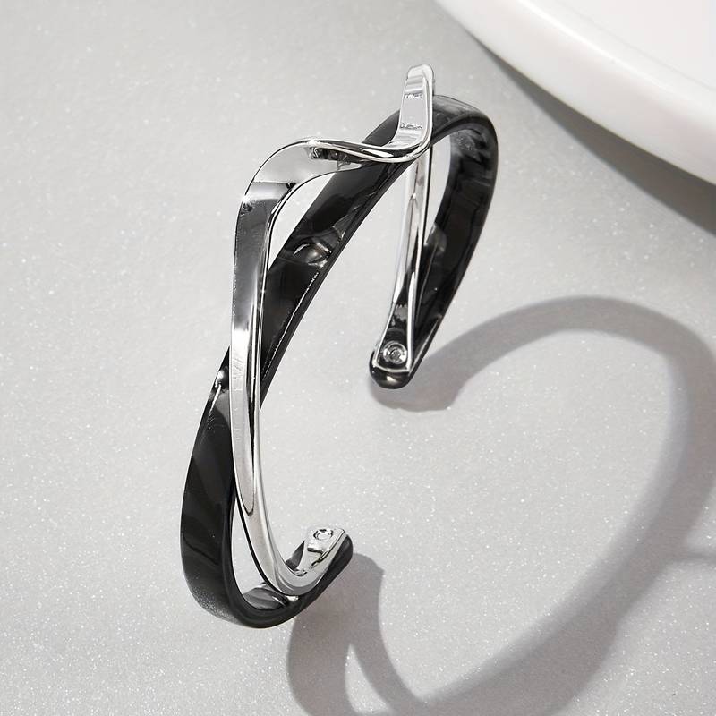 Bracelete ondulado com incrustações decorativas