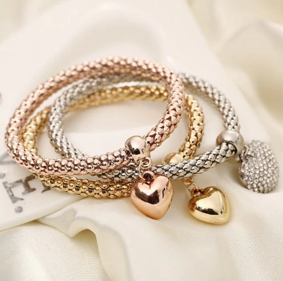 Aria – Bracelete em metal com corações sólidos
