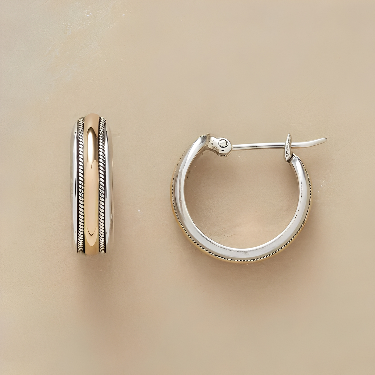 Lea – Brincos de argola prateados com linha dourada vintage
