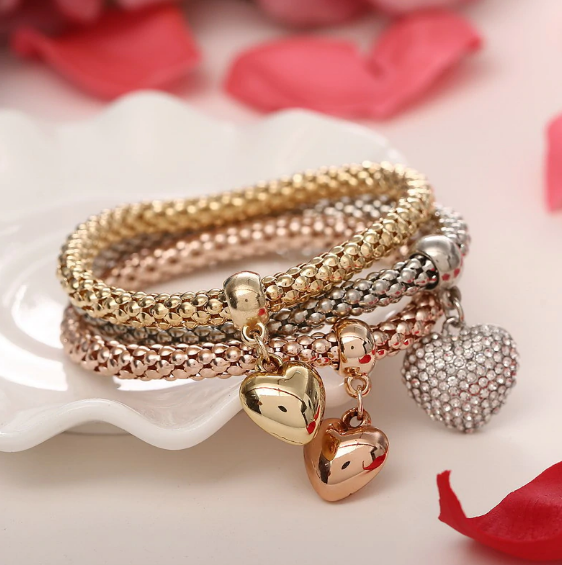 Aria – Bracelete em metal com corações sólidos