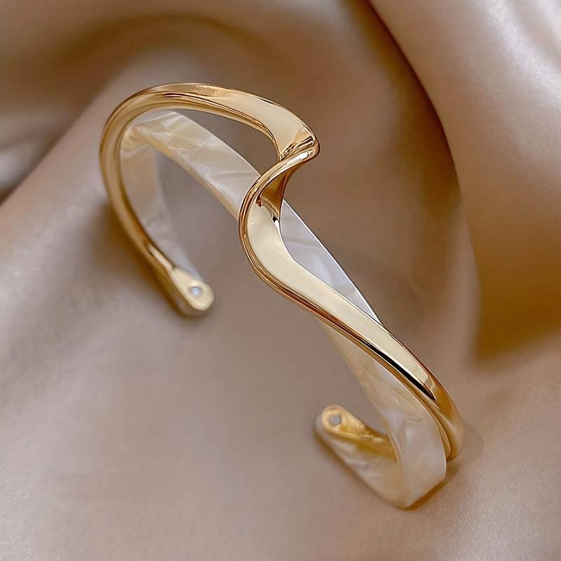 Bracelete ondulado com incrustações decorativas