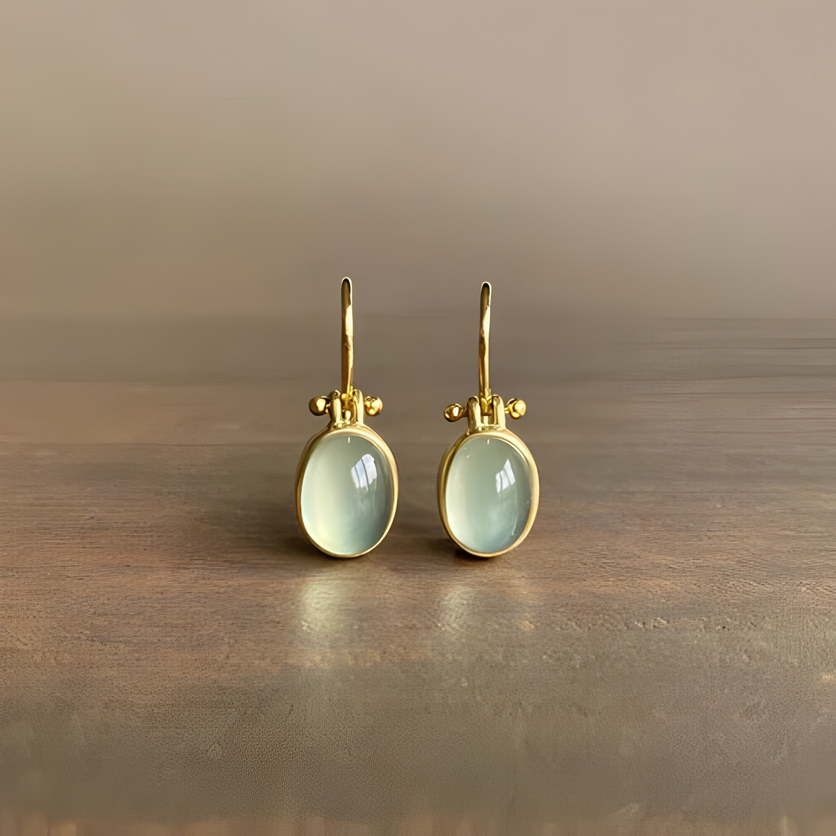 Wendy – Brincos Vintage com Pedra da Lua Verde
