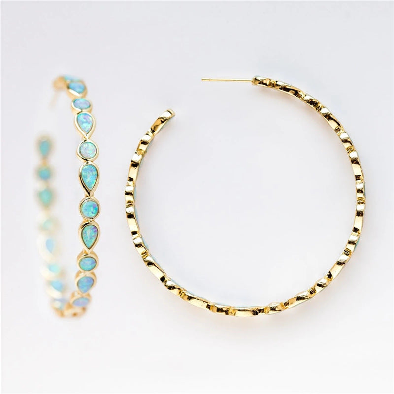 Elegância luminosa - Brincos em opala azul e ouro