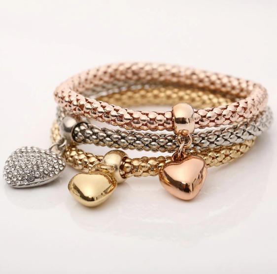Aria – Bracelete em metal com corações sólidos