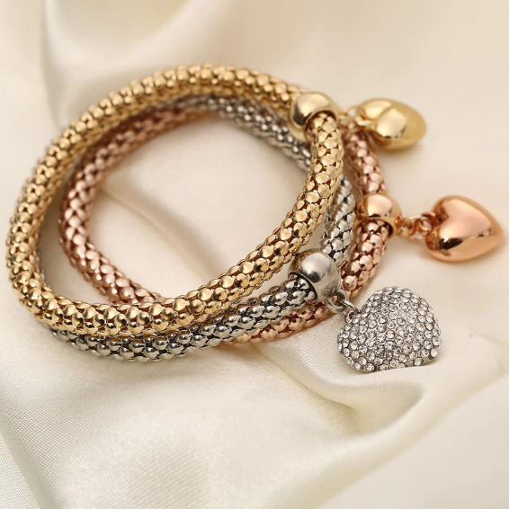 Aria – Bracelete em metal com corações sólidos