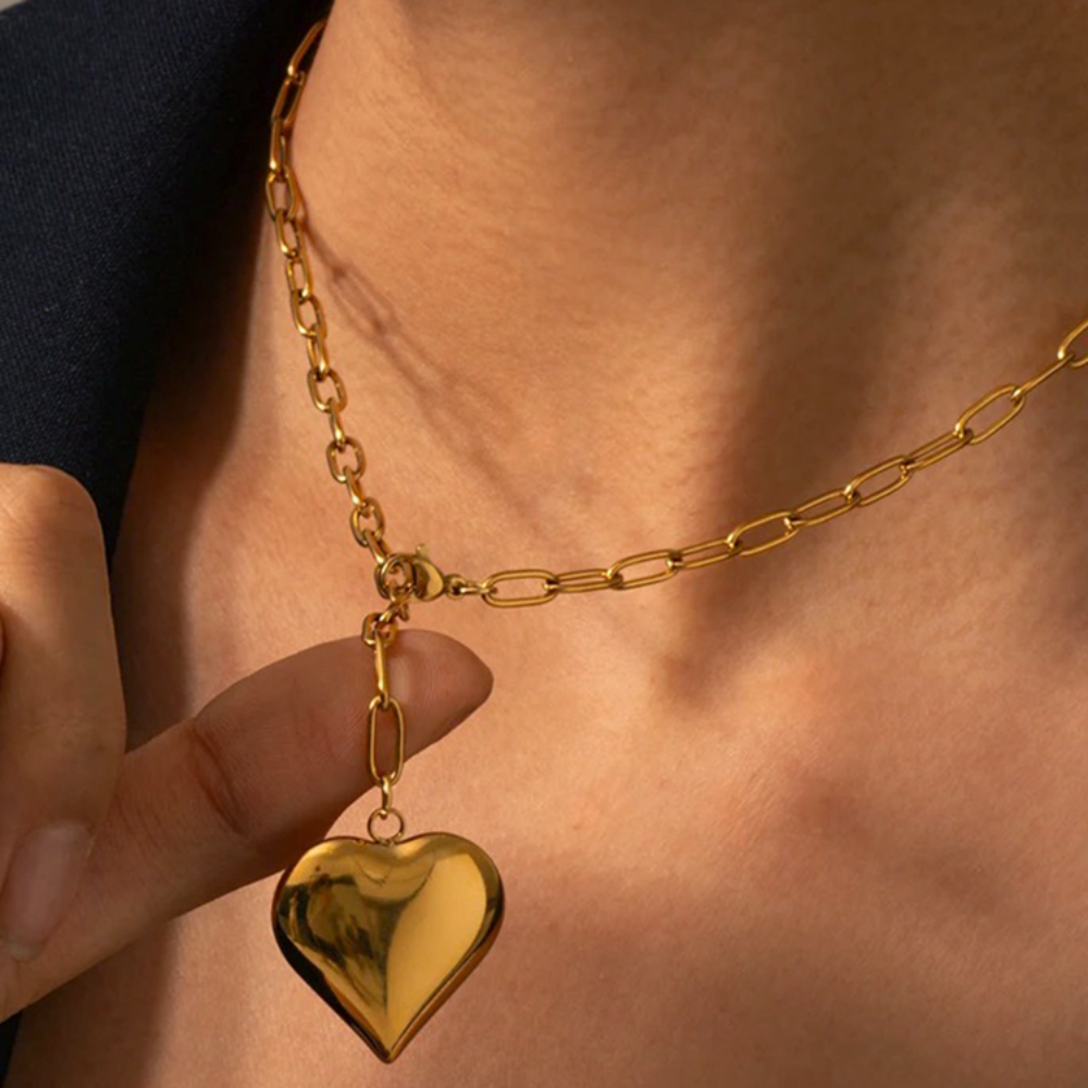 Babette – Colar em clipe de papel dourado com corações dourados