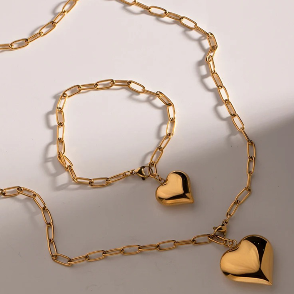 Babette – Colar em clipe de papel dourado com corações dourados