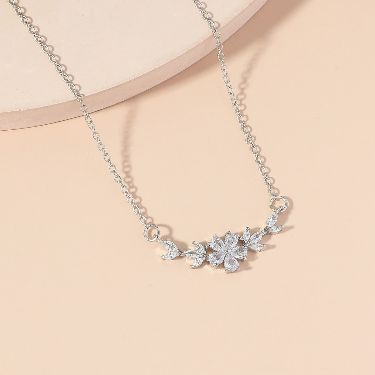 Colar com charme de flor - Colar com pétalas brilhantes