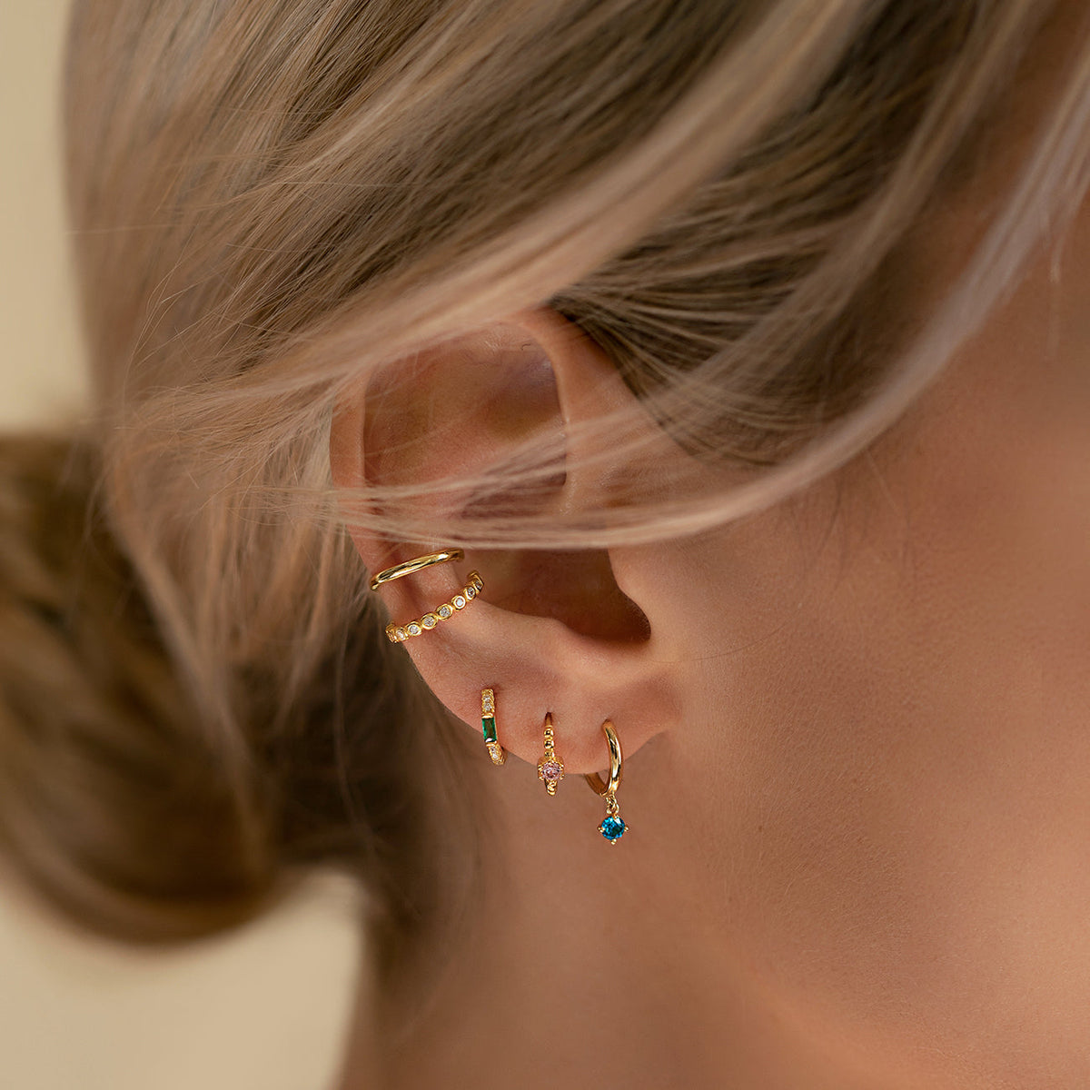 Brincos Huggie em baguete de pedra preciosa (esmeralda)