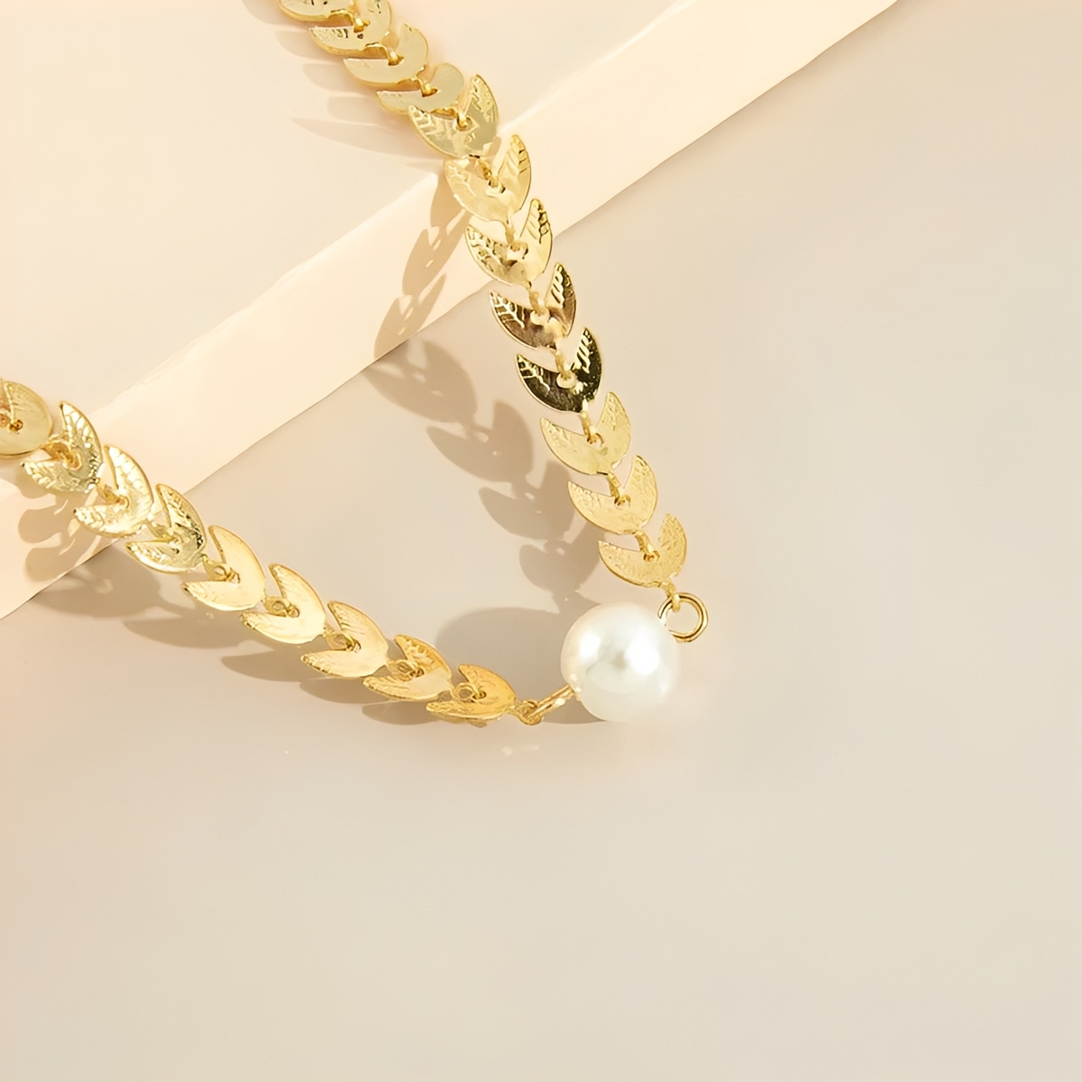 Aria – Colar Romano em Ouro e Pérola Elegante