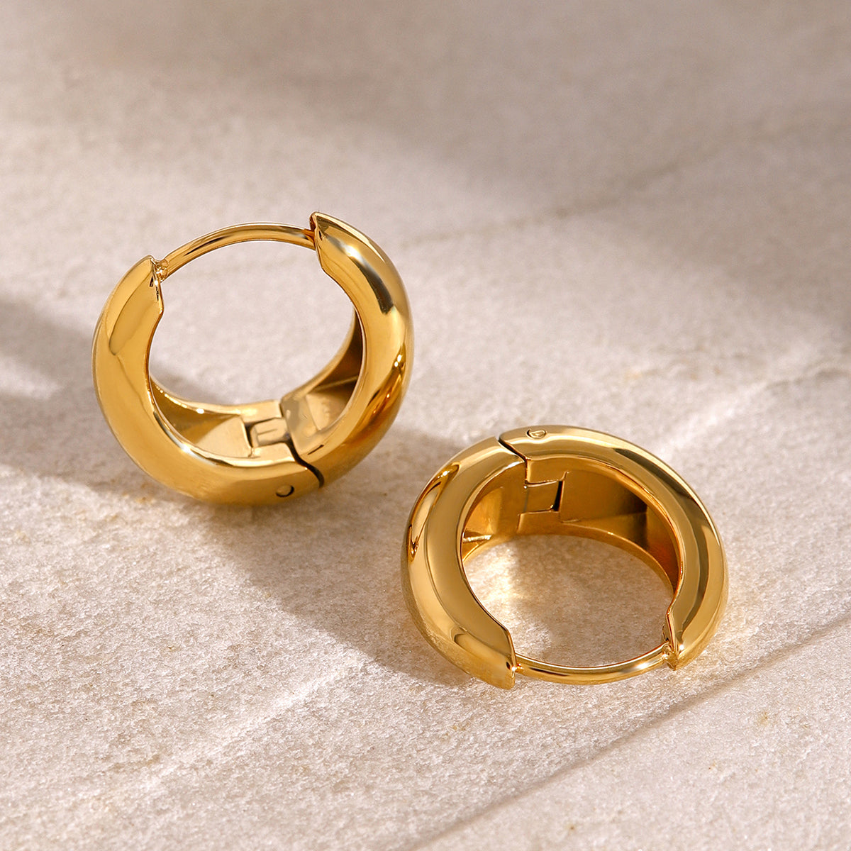 Iris – Crioulos geométricos huggie em ouro