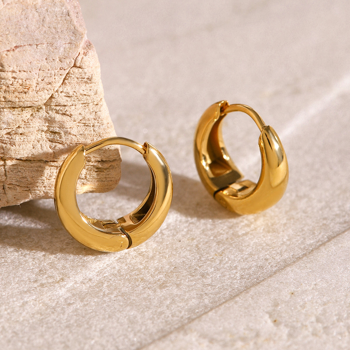 Iris – Crioulos geométricos huggie em ouro