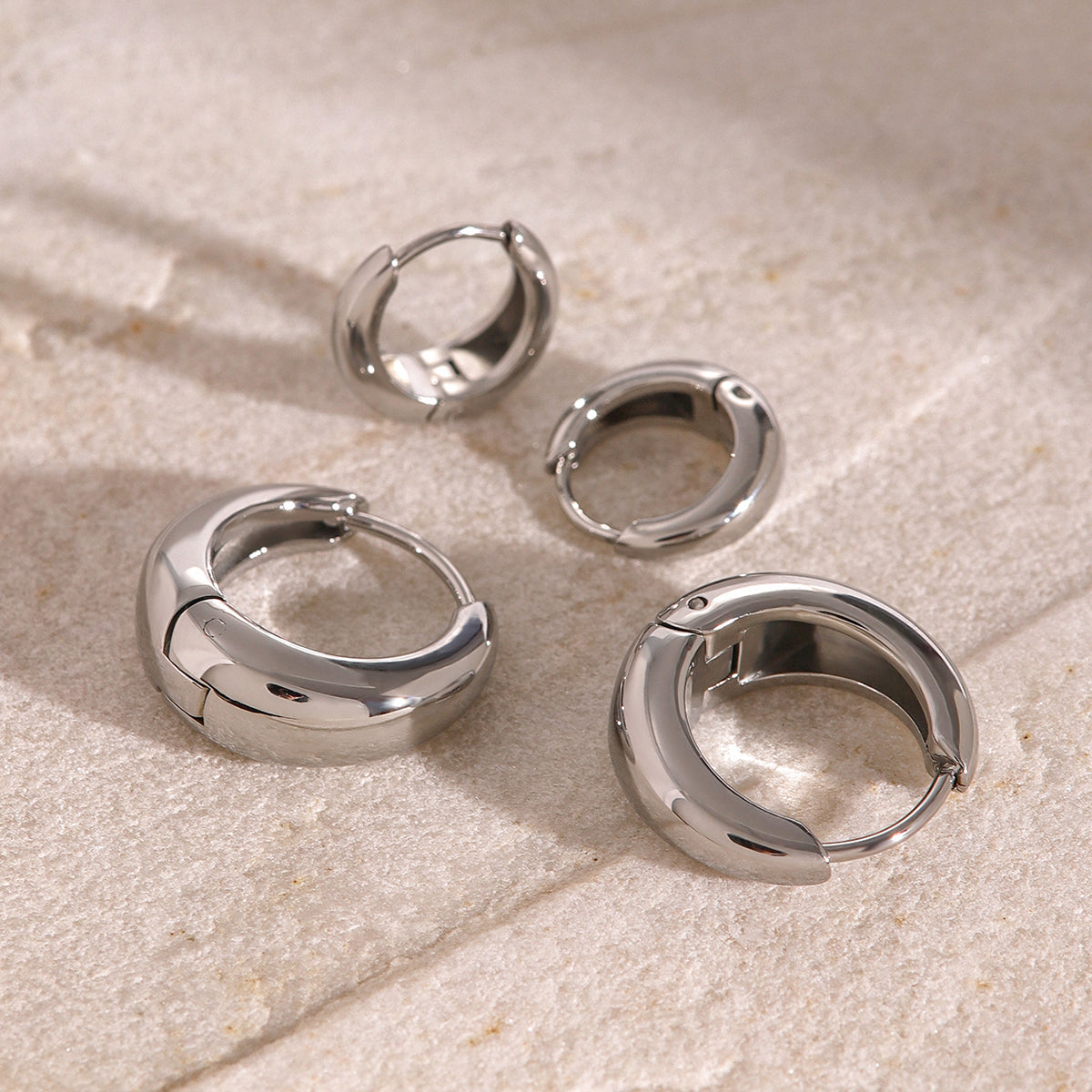 Iris – Crioulos geométricos huggie em ouro