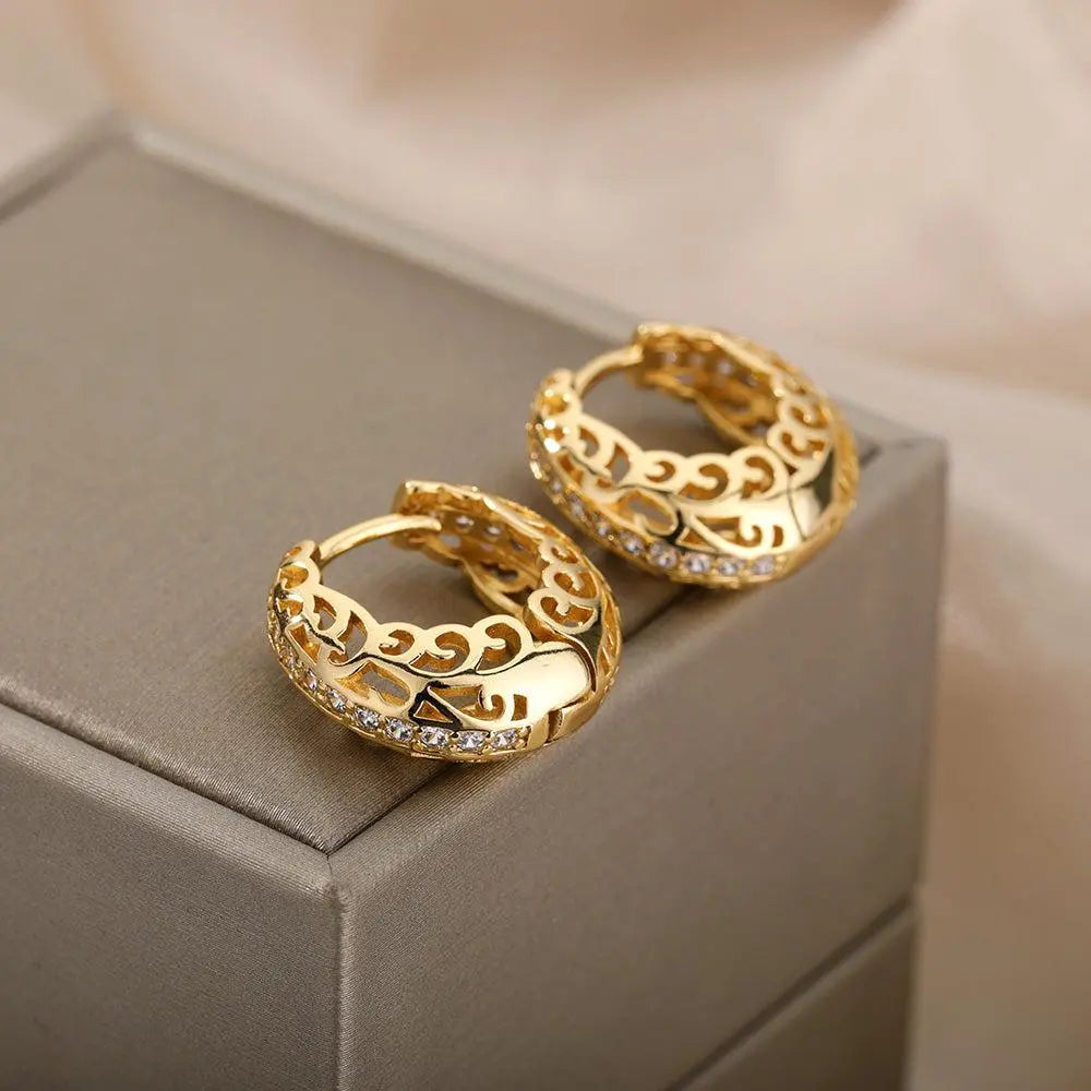 Lara - Brincos em forma de gota dourada com mandala elegante