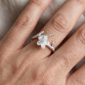 Lilou – Bague vintage ajustável com flor branca