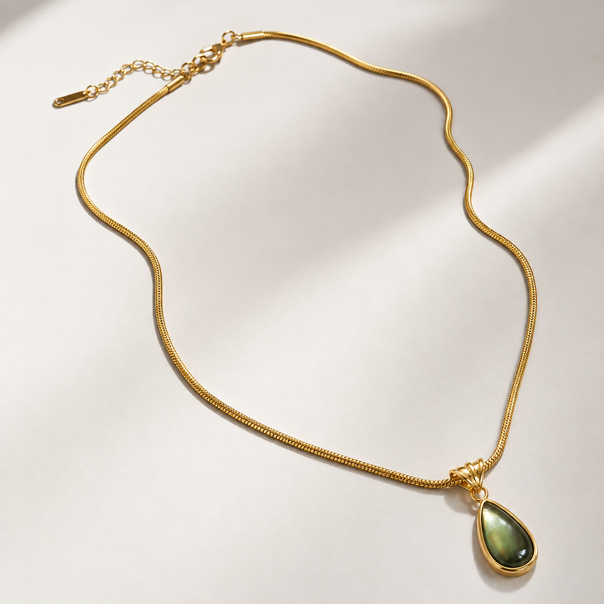 Colar em gota com design elegante