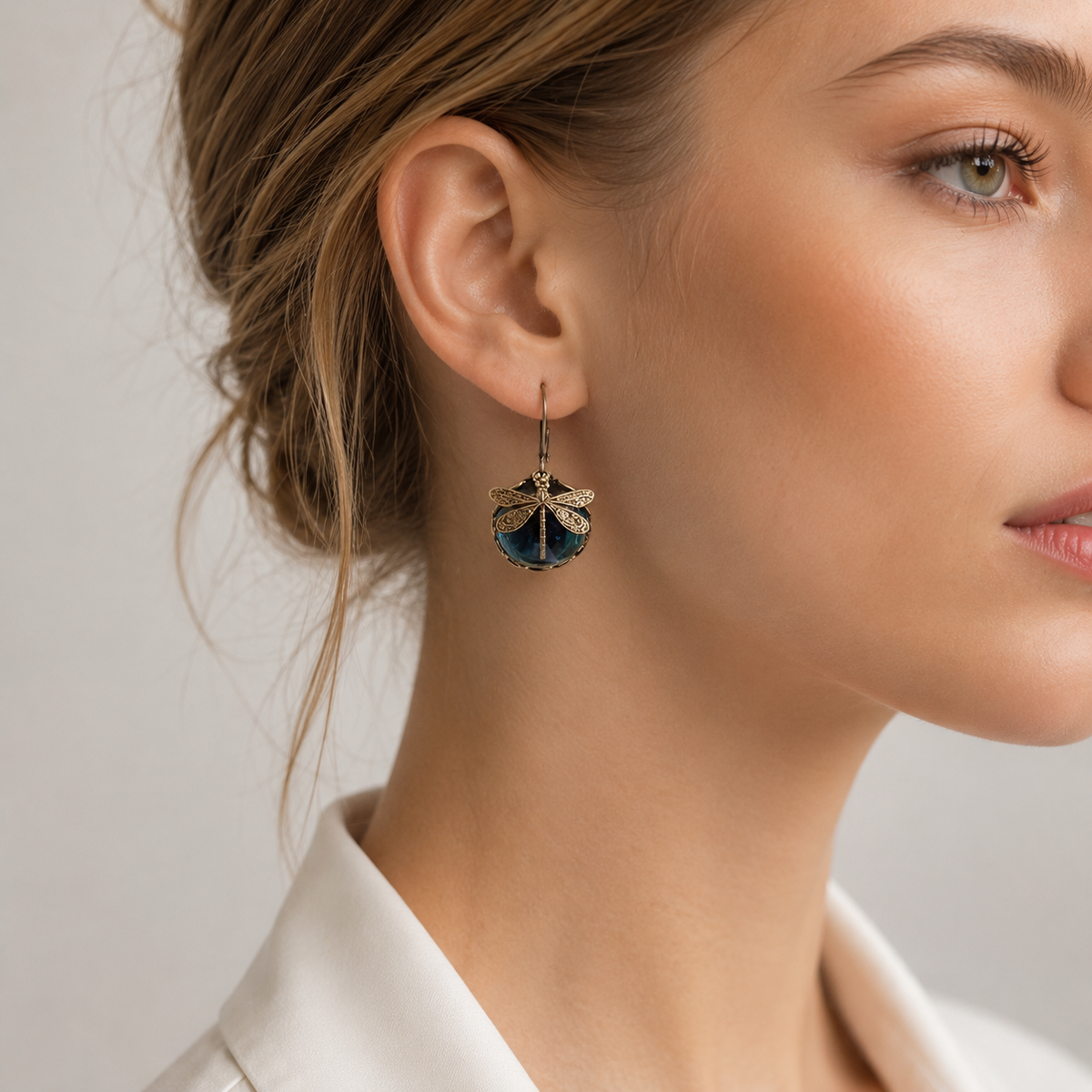 Elandra – Brincos em forma de libélula esférica em ouro antigo