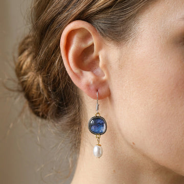 Maelis – Brincos vintage em pedra azul e pérolas
