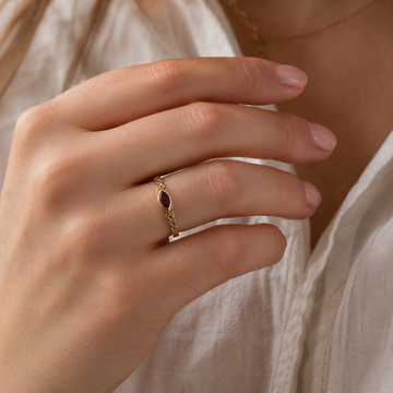 Olga – Bague em ouro com pedra retrô vermelha