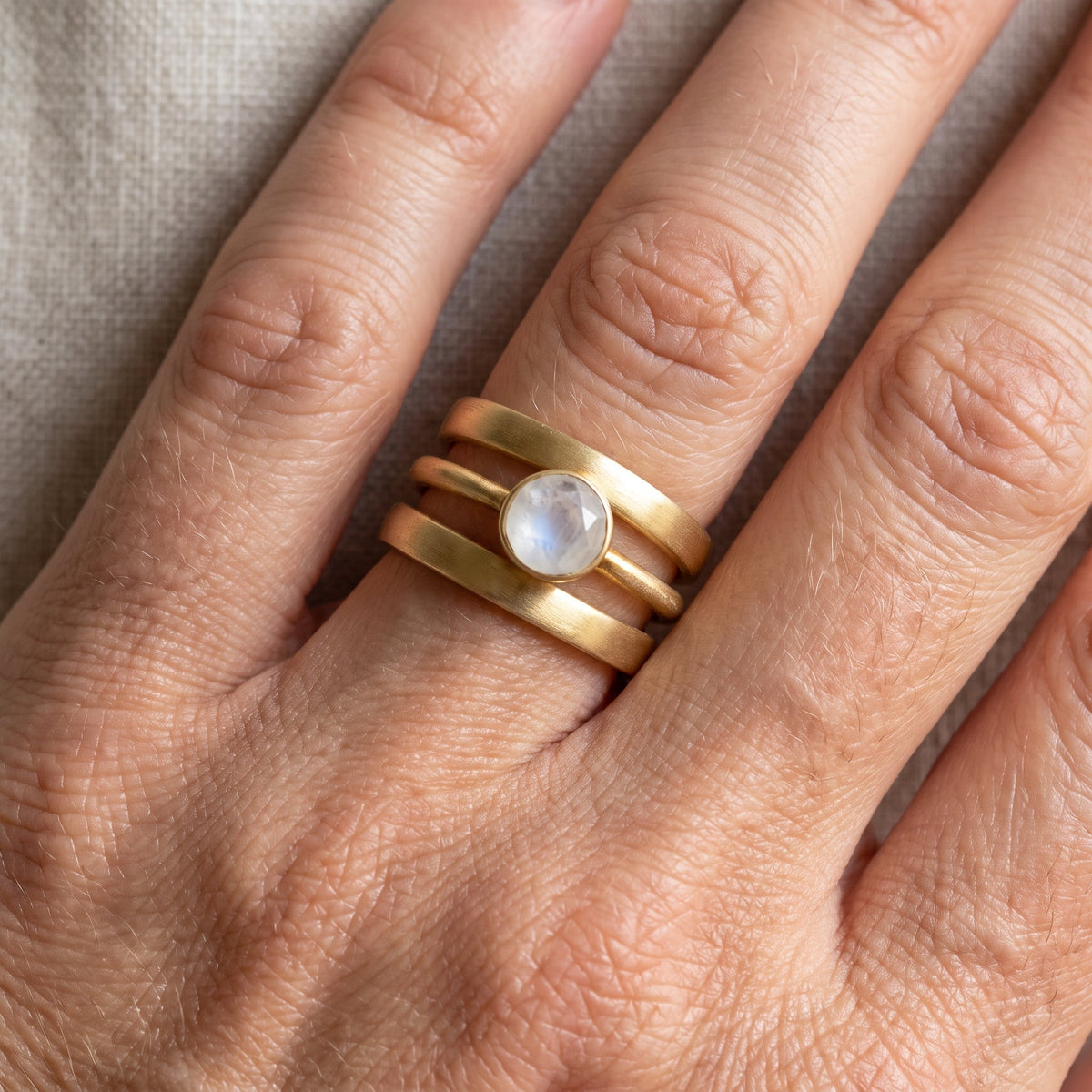 Jaira – Anel vintage em ouro com pedra da lua integrada