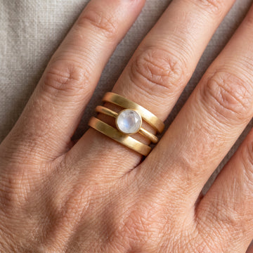 Jaira – Anel vintage em ouro com pedra da lua integrada