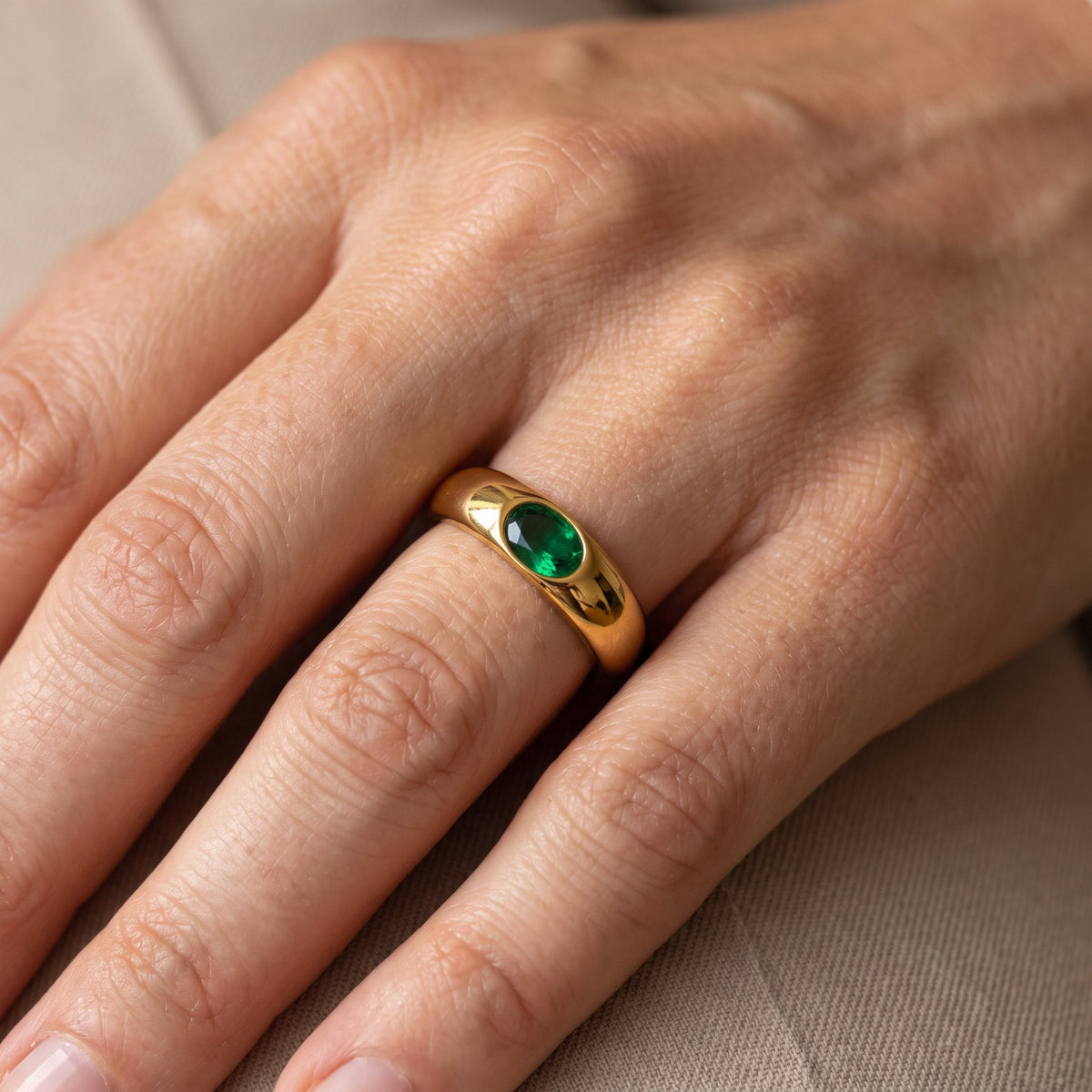 Bague com pedra preciosa