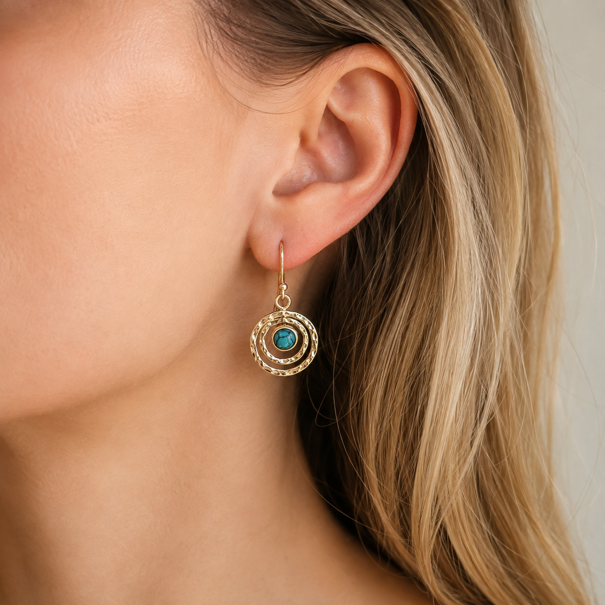 Nayah – Brincos Boho Saturno com pedra turquesa, acabamento em prata e ouro