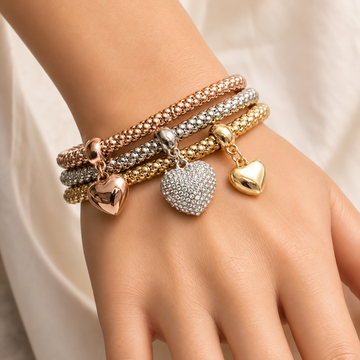 Aria – Bracelete em metal com corações sólidos