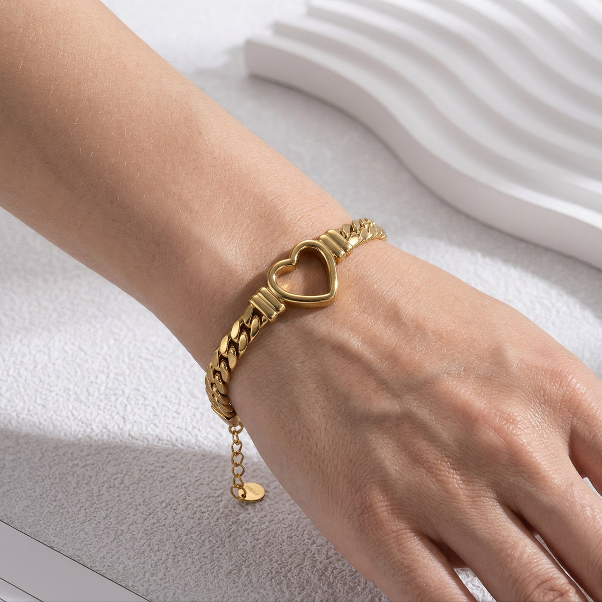 Bracelete em coração oco dourado - Bracelete em coração aberto
