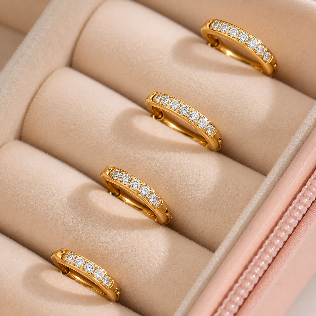 Jane – Brincos huggie brilhantes